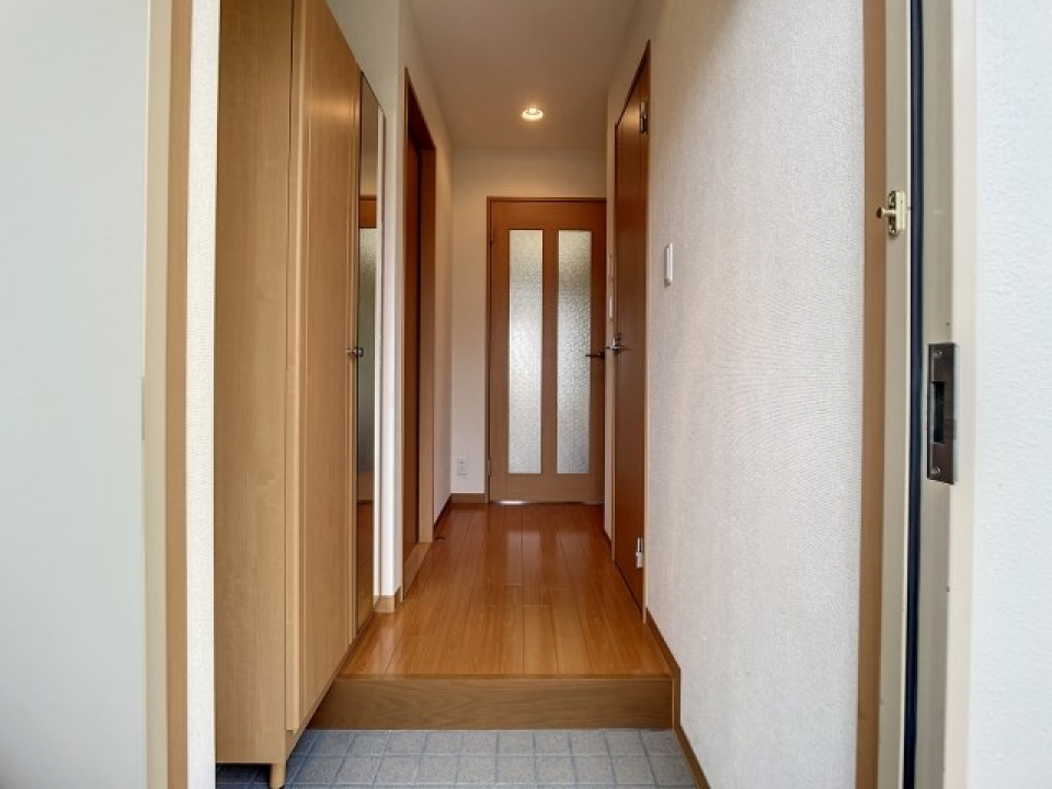 廊下。左手前にはシューズボックス。