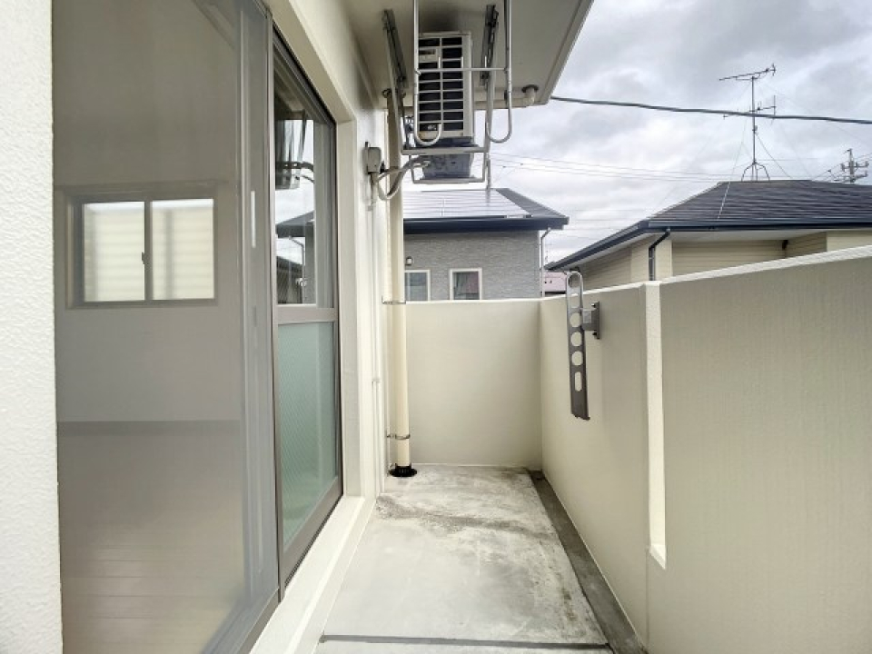 ベランダ。物干し竿のフックが二か所あるのでたくさん干せそう！