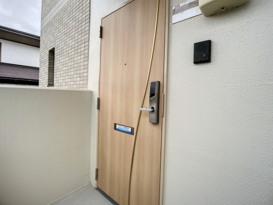 ウッドテイストな玄関ドア。緩やかなラインが入っていておしゃれ！