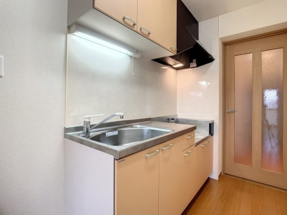 ナチュラルウッドの色合いがかわいいキッチン。収納もたっぷりあります。