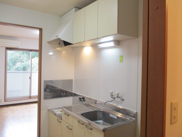 キッチン。収納も付いています。