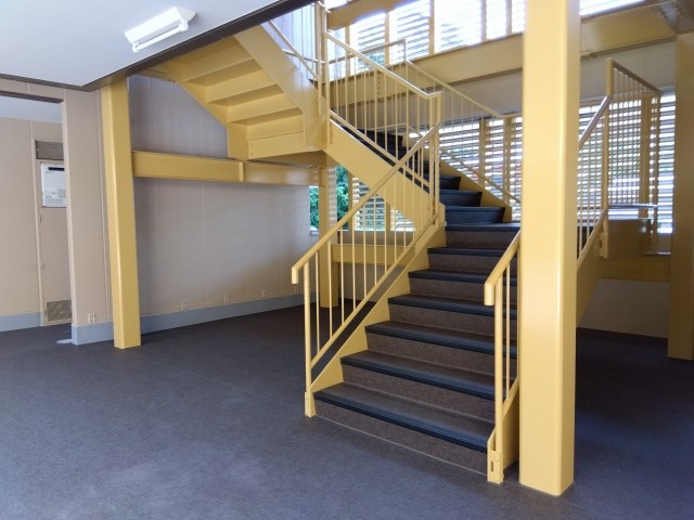 なんだか絵になりそうな階段。上階へはこちらから。