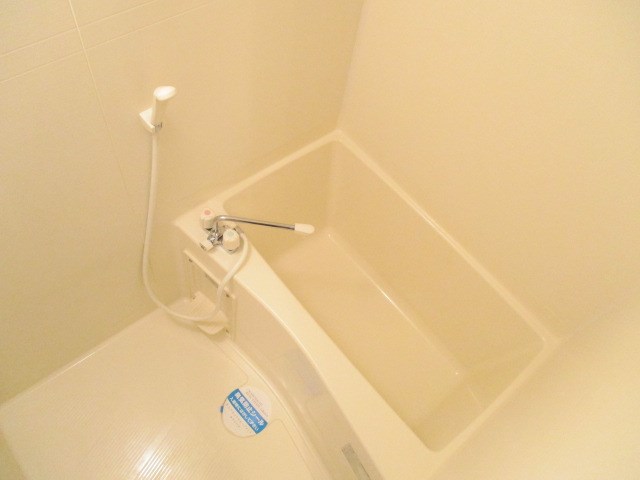 お風呂。鏡がないのがちょっと残念。