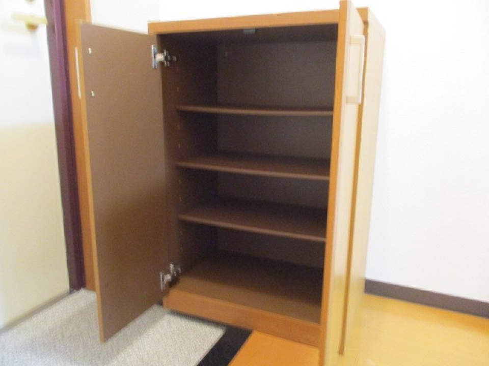 シューズボックス。一番上と下の段は少し高さがあるのでハイカットシューズが入りそう！