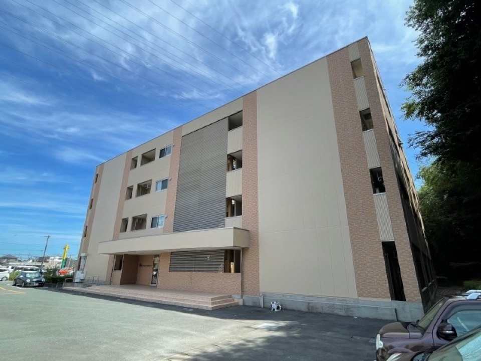 外観。割と開けた空間にそびえたっています。