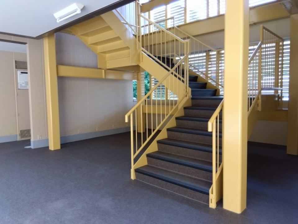 なんだか絵になりそうな階段。上階へはこちらから。