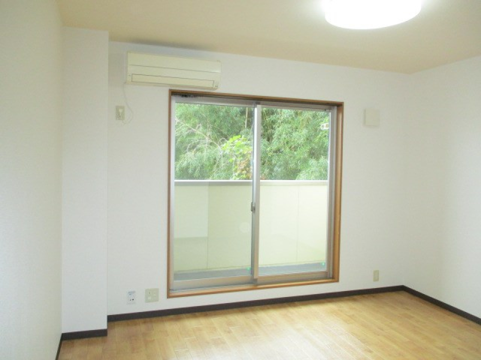 窓からは風に揺れる木々が見えます。