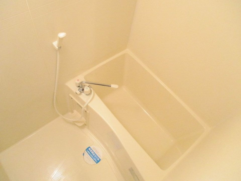 お風呂。鏡がないのがちょっと残念。
