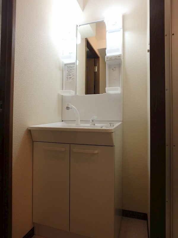 ライトが輝く洗面台。