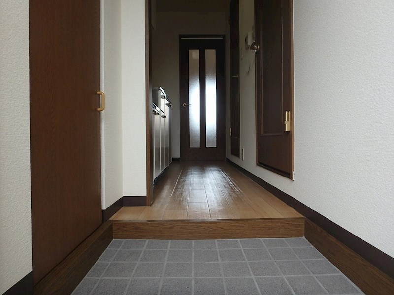 タイル張りの玄関。左にはシューズボックスがあります。