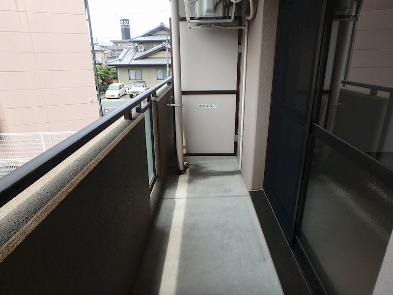 黒い壁のベランダ。