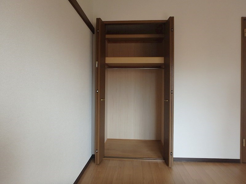 棚付きのクローゼット。