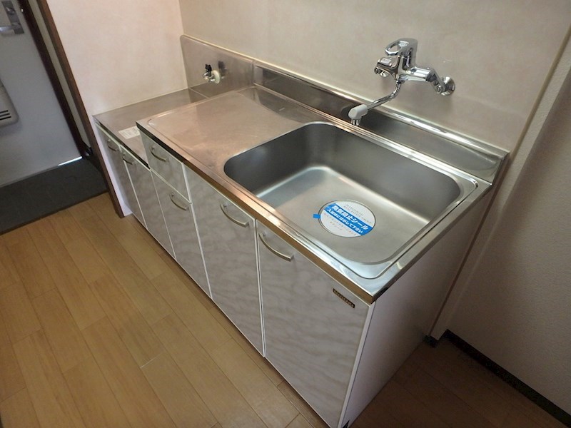 シンプルなキッチン。