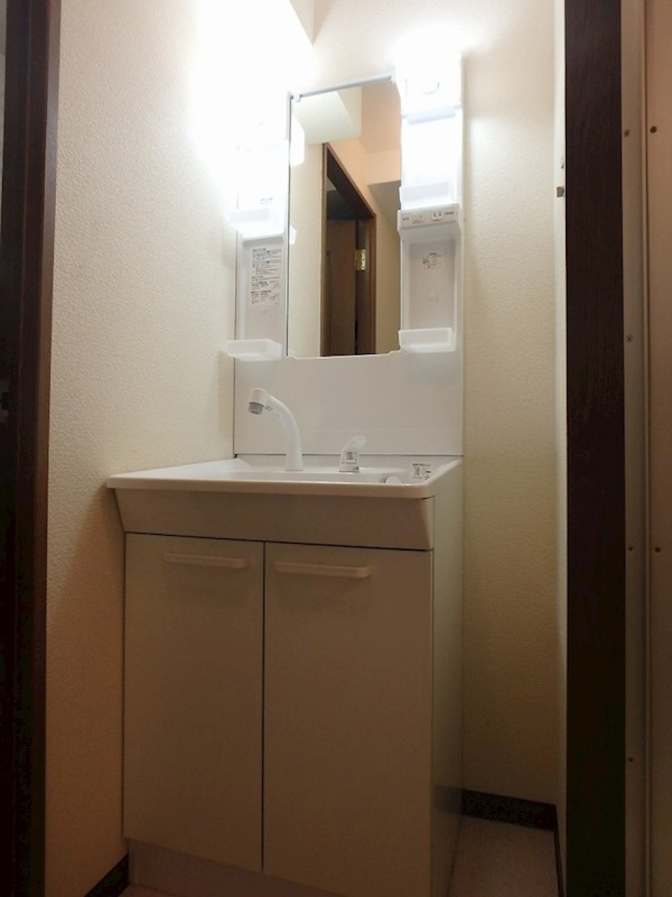 ライトが輝く洗面台。