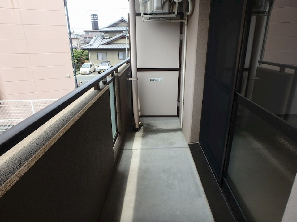 黒い壁のベランダ。