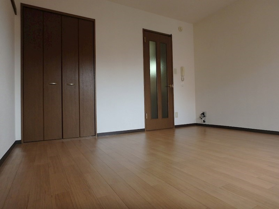 扉の色はダークブラウンで統一されています。