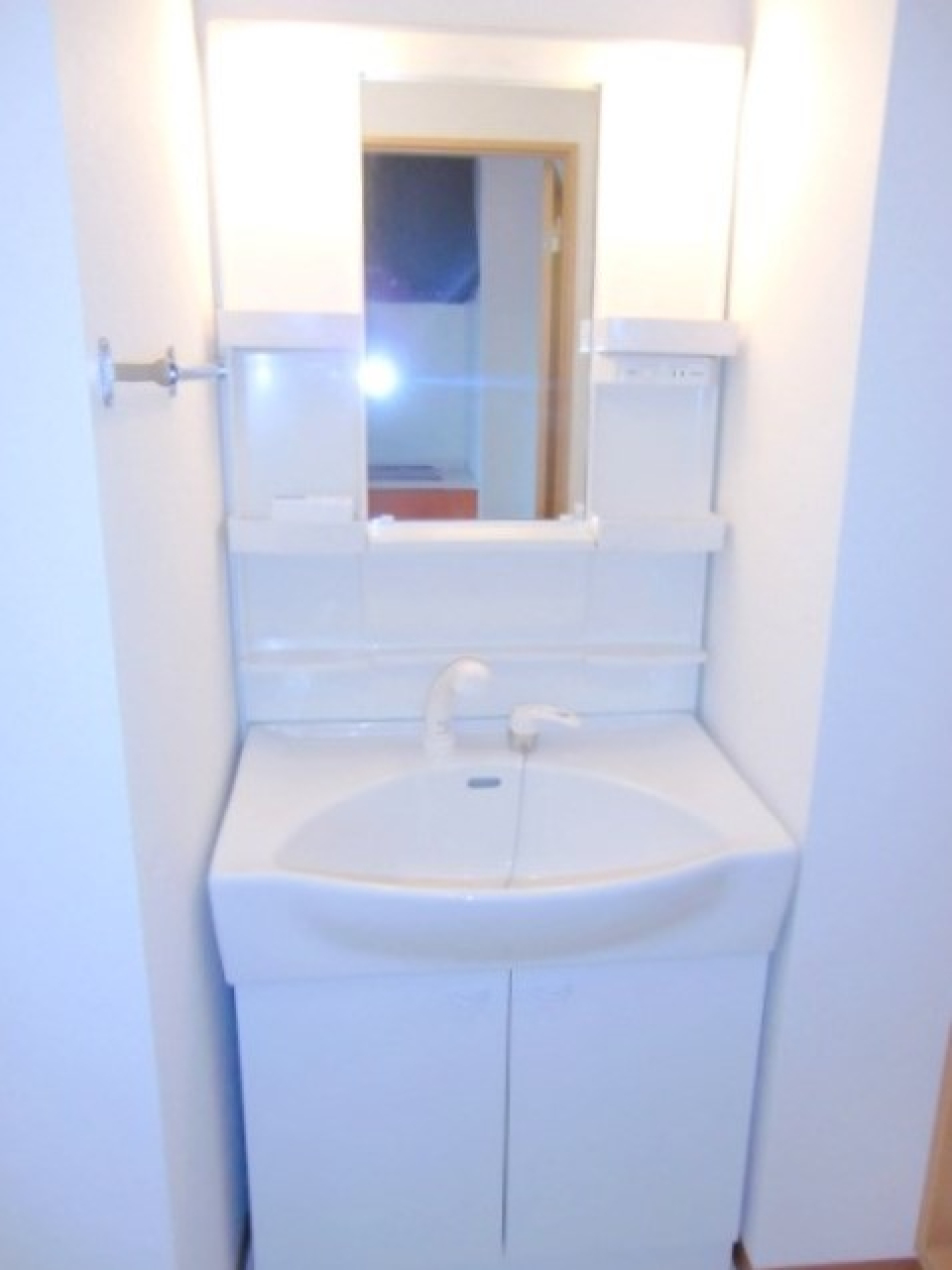 洗面台も真っ白で清潔感あふれますね