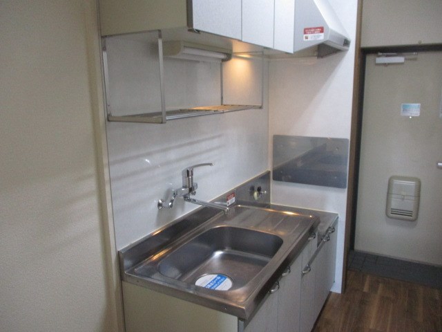 ラック付きのキッチン。タオルや調理器具を置くのに便利です！