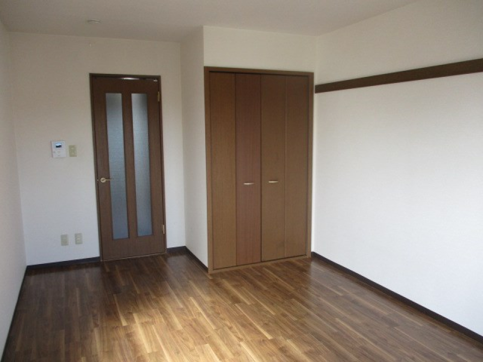 奥行きのあるクローゼット付き。無垢フローリングがいい感じです！