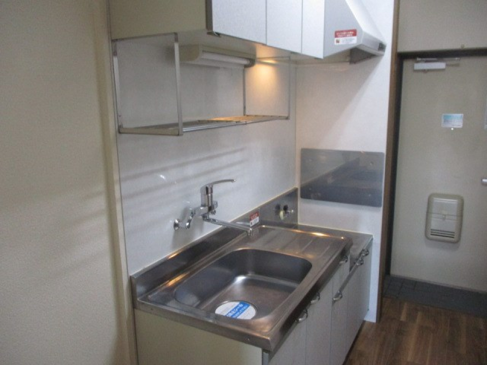 ラック付きのキッチン。タオルや調理器具を置くのに便利です！