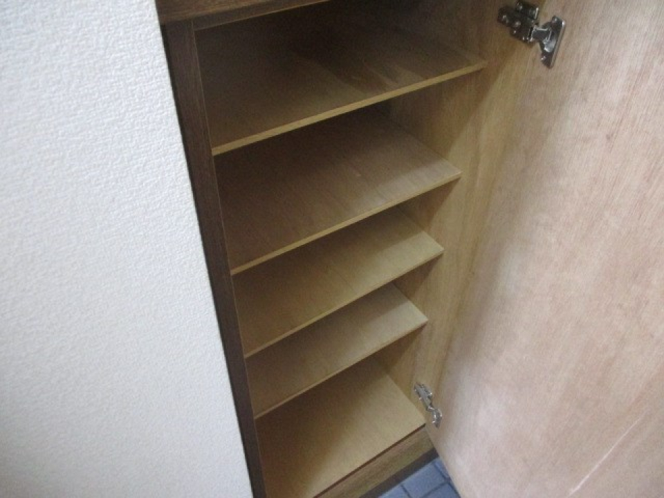 玄関横にはシューズボックス。