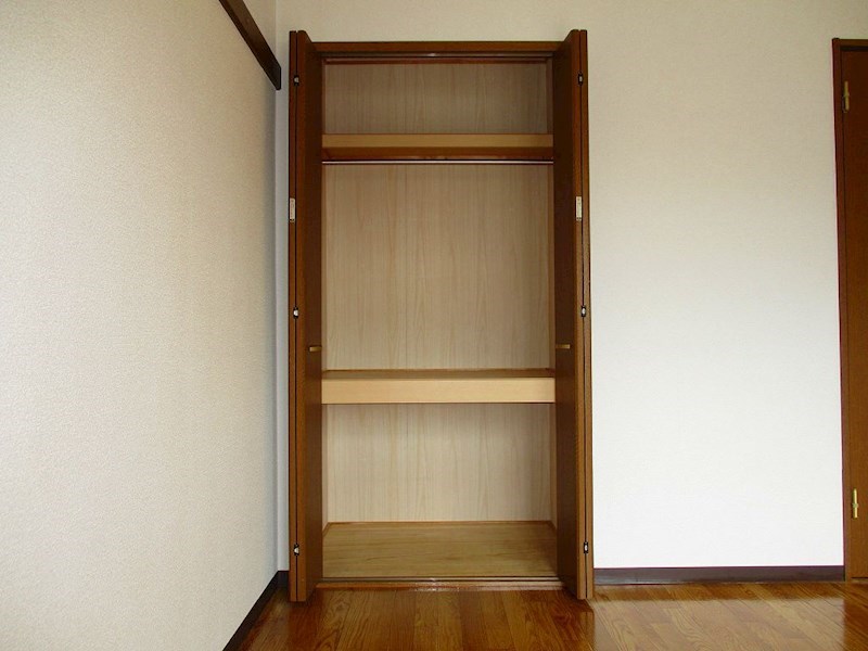 3段に分かれているクローゼット。使い分けのし甲斐がありますね！