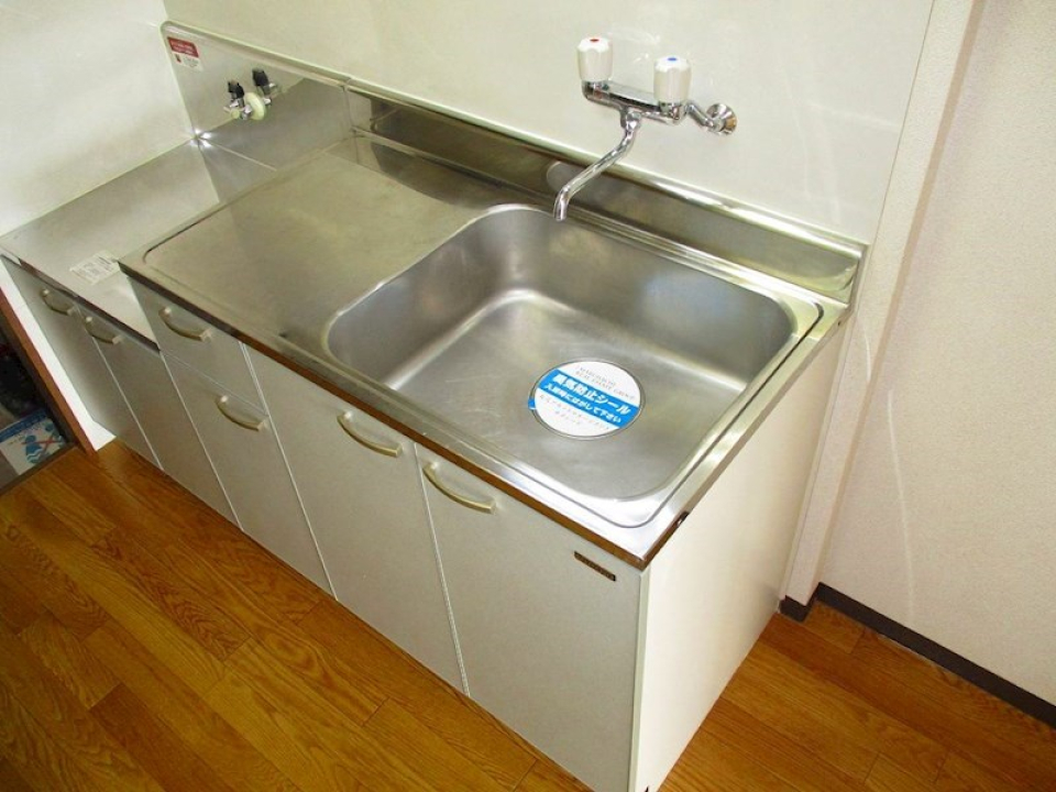 シンプルなキッチン。シンクが広めなので洗い物もやりやすそうです。