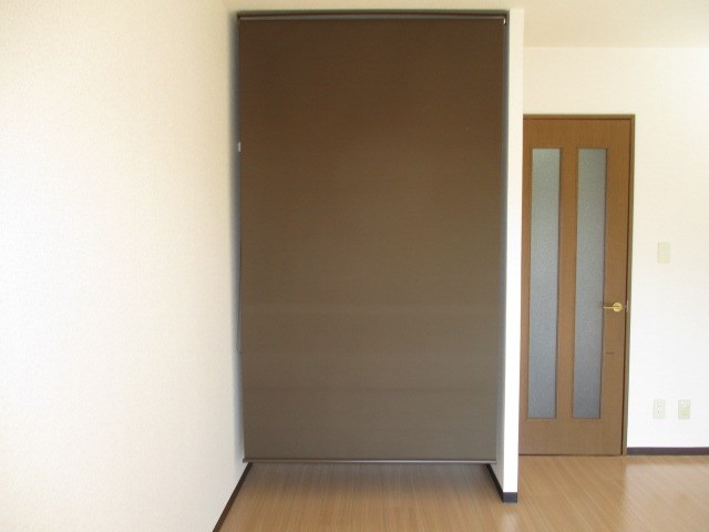 実はこのクローゼット、ブラインドが扉代わりなんです！おしゃれでしょ？