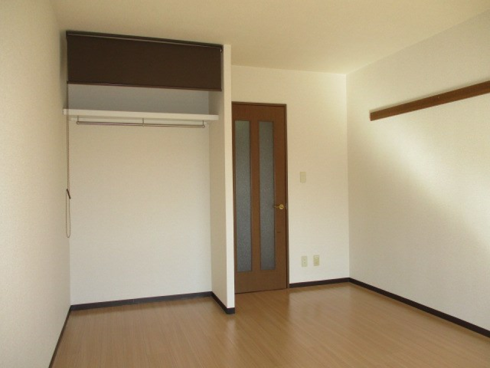 扉のないクローゼット？
でも上にある茶色い布を引っ張ると...