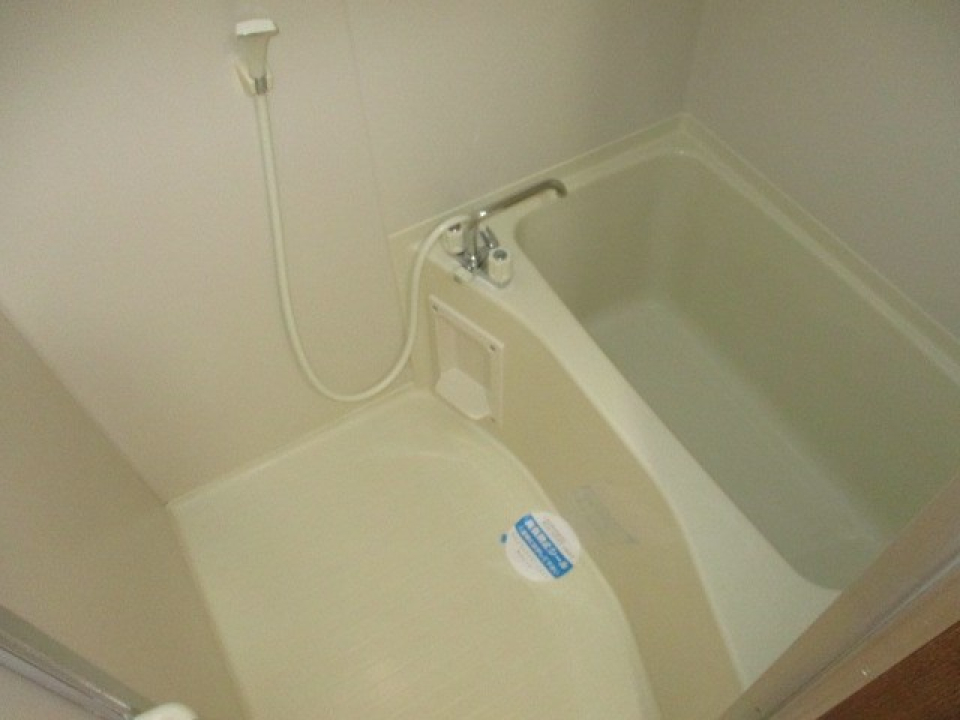 お風呂。鏡がないのがちょっと残念。
