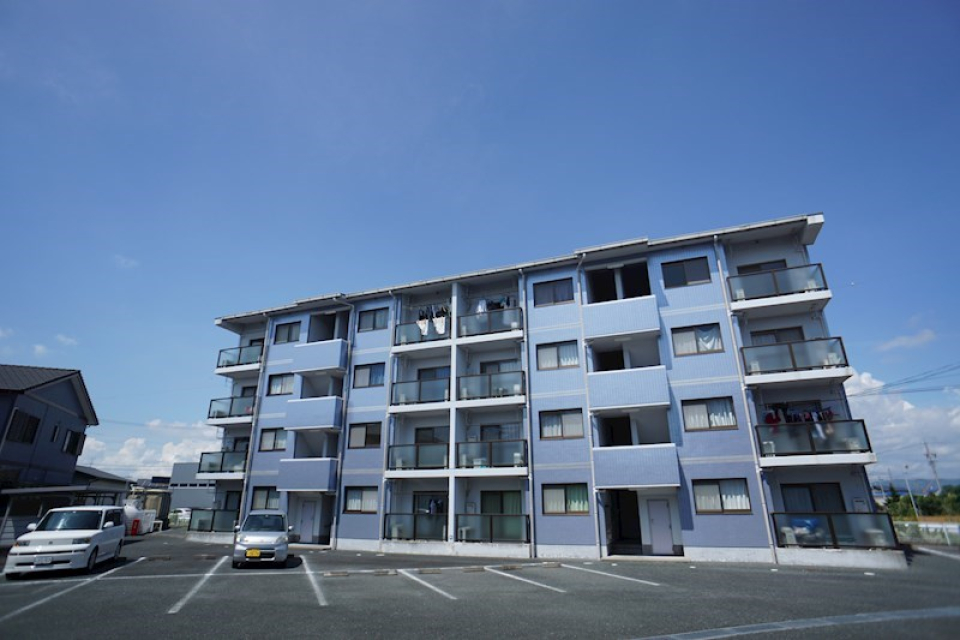 青が光った外観ですね