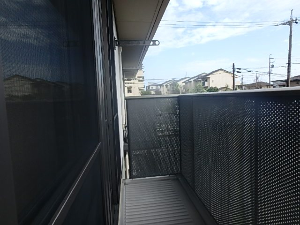 バルコニーは少し狭め