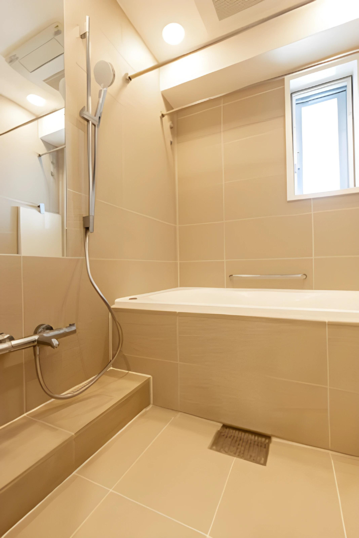 ナチュラルでシンプルな空間の浴室。※写真は同タイプ住戸です。