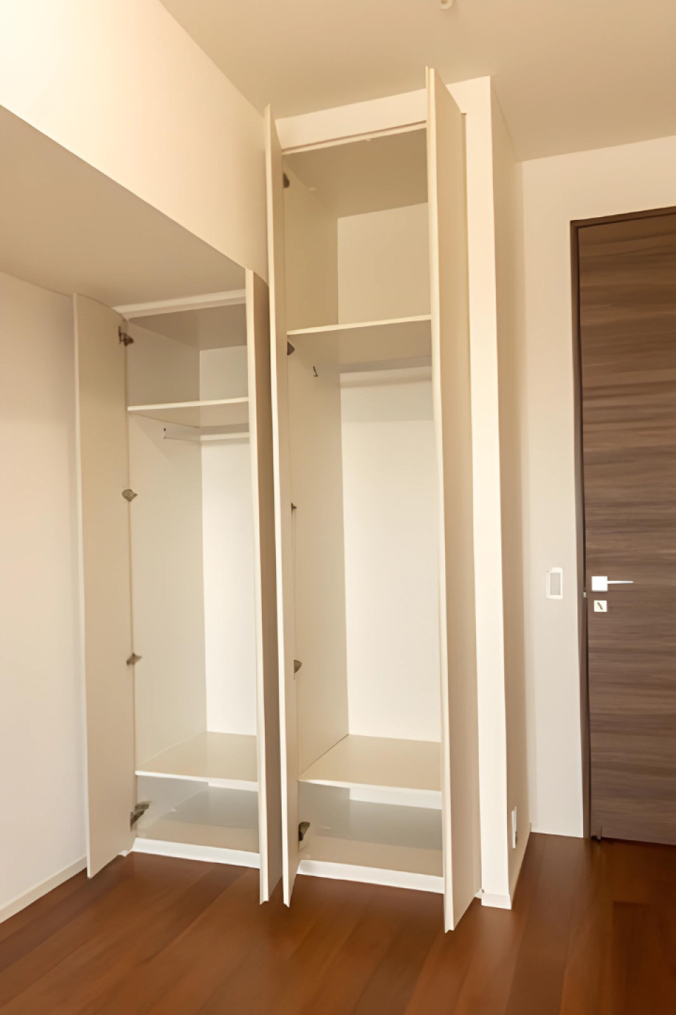 収納を開けた時の様子。※写真は同タイプ住戸です。