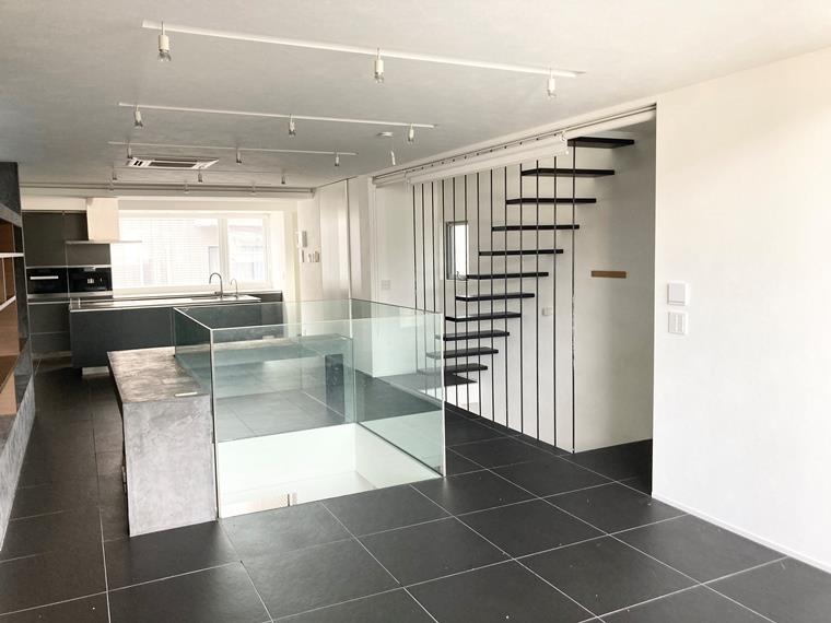 中央に吹き抜け・奥にキッチンがあります。