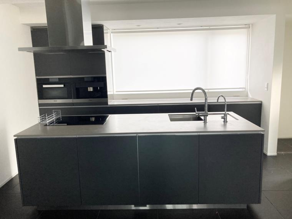 黒を基調としたカウンターキッチンです。