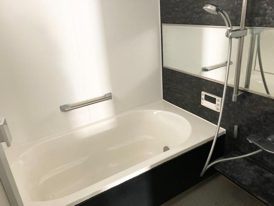 浴室です。こちらも黒を基調としていてシックな雰囲気です。