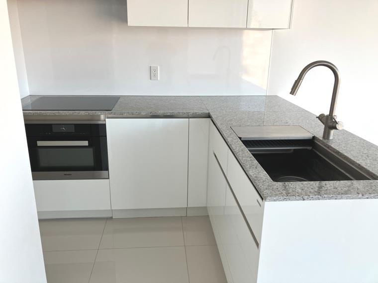 L字型のキッチン。黒い蛇口からラグジュアリーな印象を受けます。