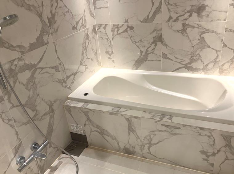 大理石調のゆったりとした浴室が広がります。