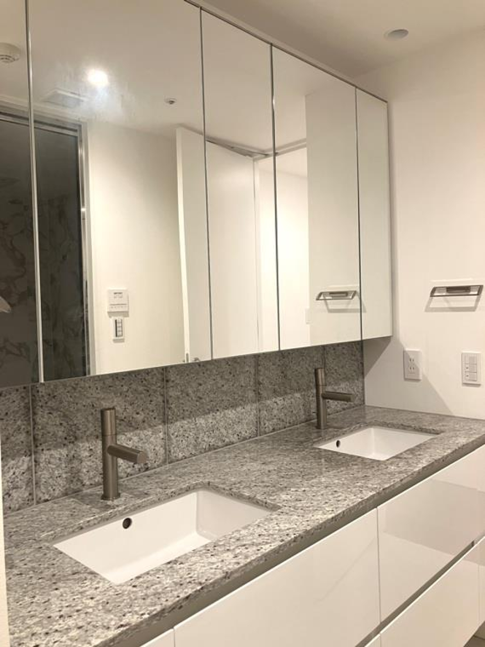 ２つボウルがある洗面台です。