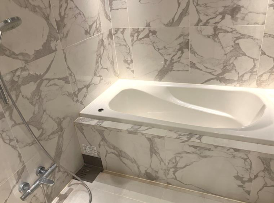 大理石調のゆったりとした浴室が広がります。