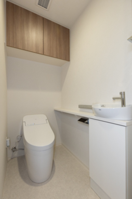 トイレです。嬉しい収納棚付きです。
※写真は同タイプ住戸です。