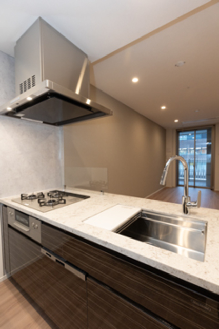 キッチンです。3口のガスコンロ付きです。
※写真は同タイプ住戸です。