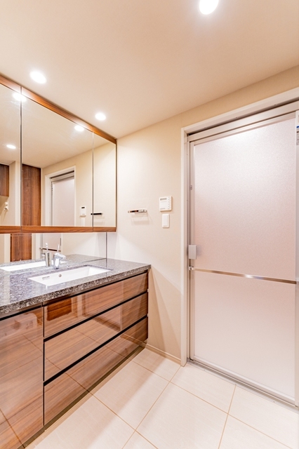 ゆとりのある洗面台。※写真は同タイプ住戸です。