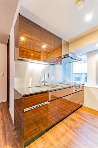 ３口のガスコンロが設置されています。※写真は同タイプ住戸です。