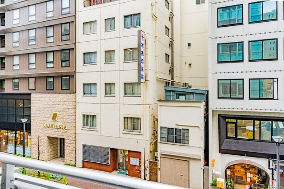 １３階の建物の３階に位置しています。