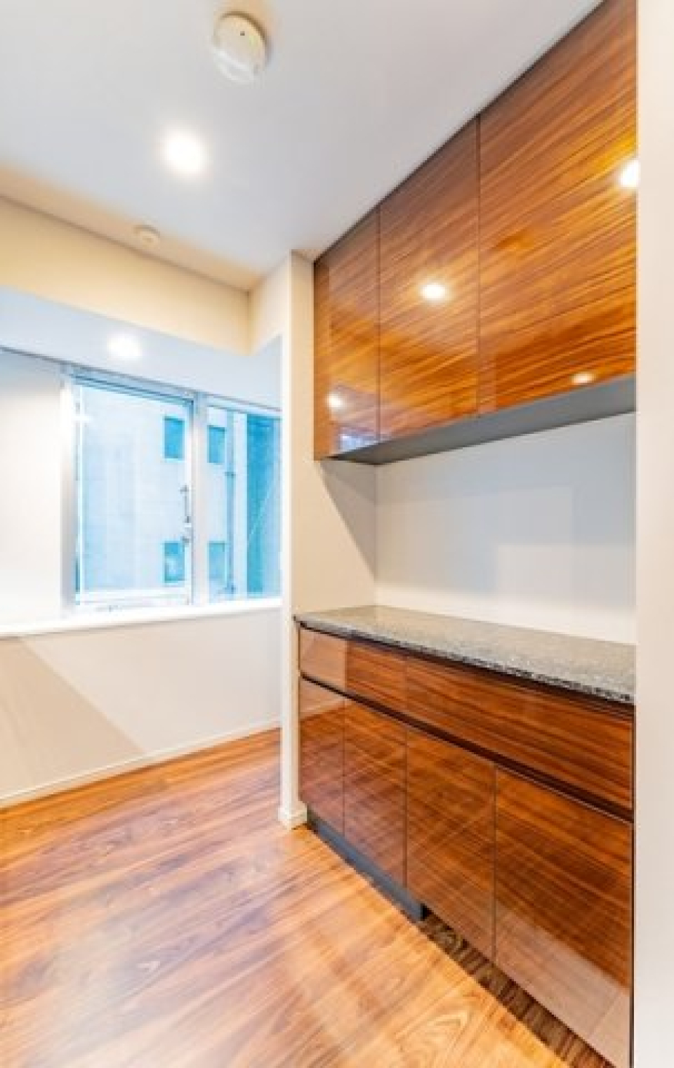 システムキッチンの後ろにはカウンターがあるので、ワークスペースが確保できますね。※写真は同タイプ住戸です。