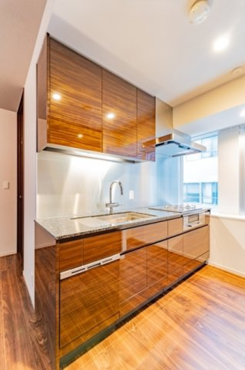 ３口のガスコンロが設置されています。※写真は同タイプ住戸です。