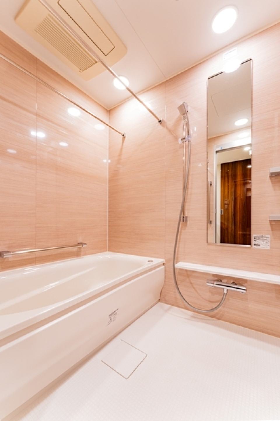 ナチュラルなパネルが導入された浴室です。※写真は同タイプ住戸です。