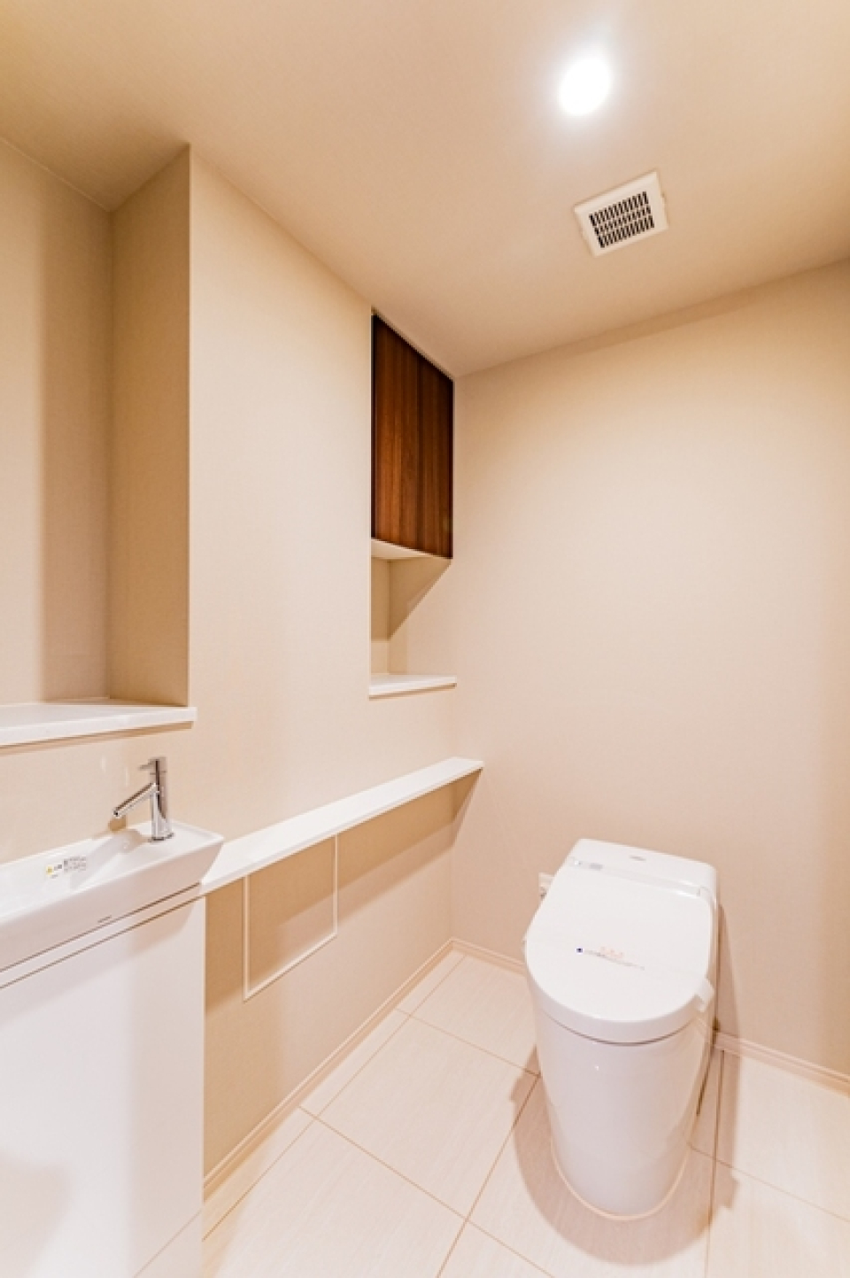 棚があるし、手を洗うところもあるので、ゆったりとした空間になっています。※写真は同タイプ住戸です。